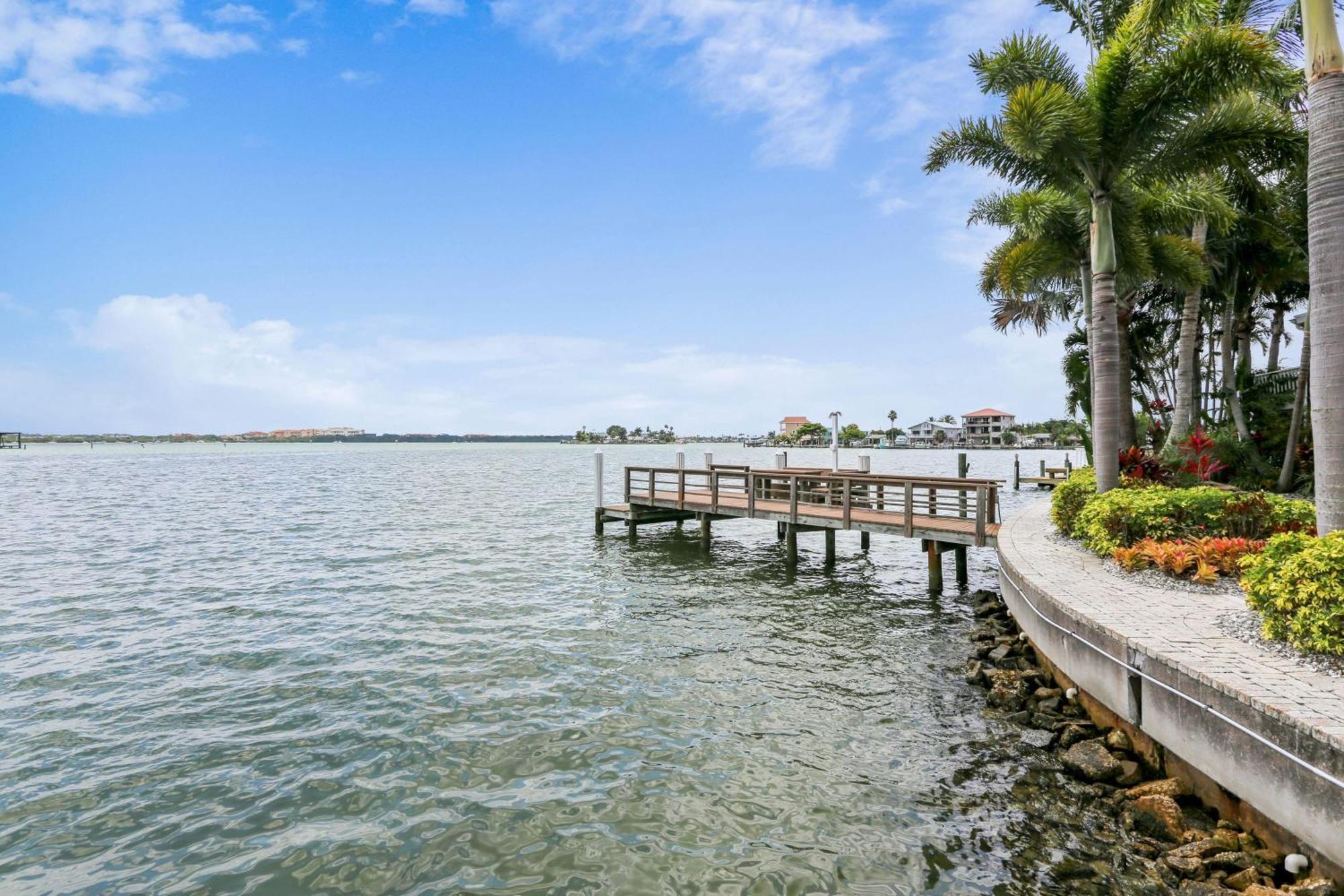 Coconut Paradise St. Pete Beach Exterior photo